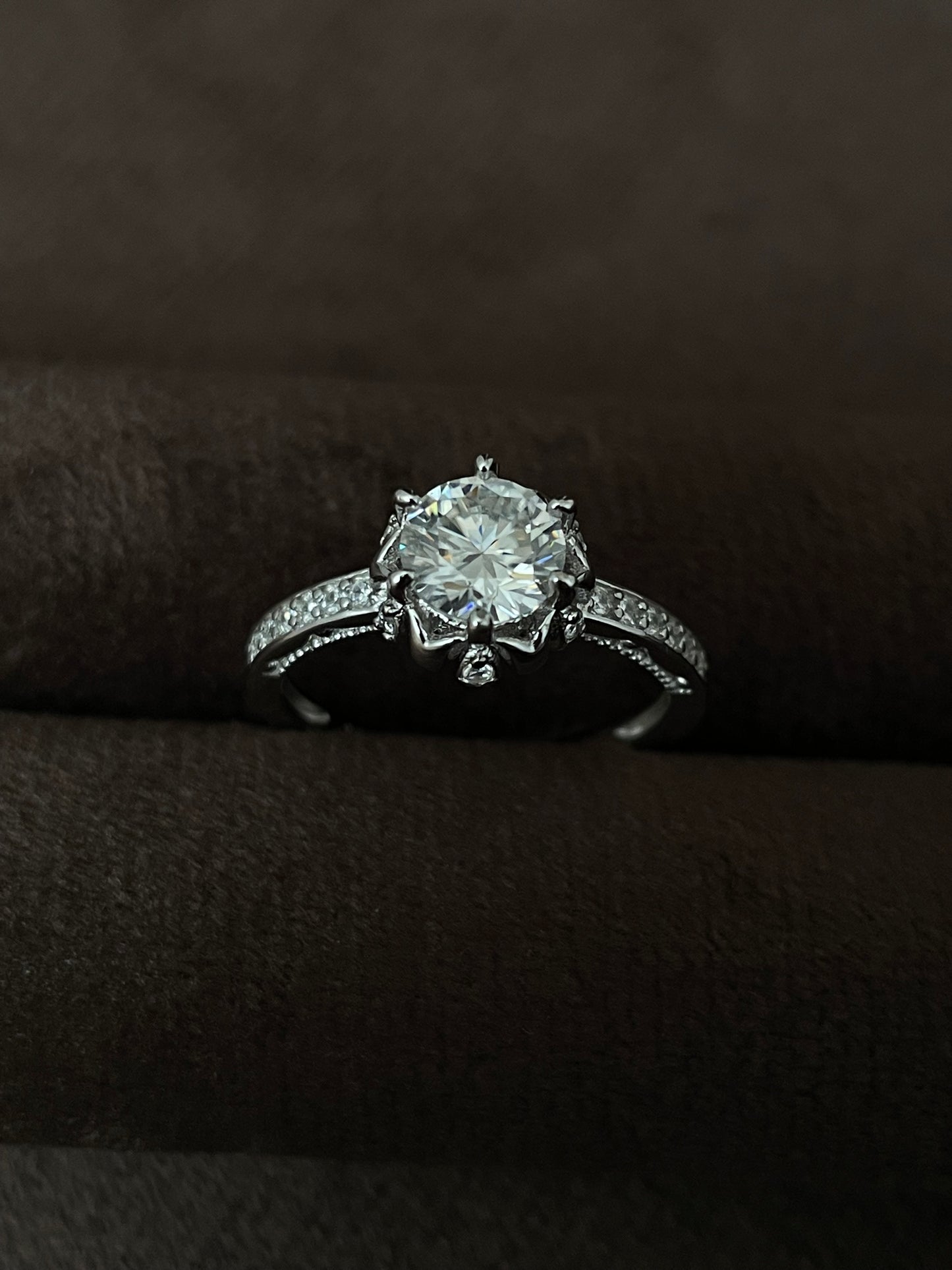 Anillo Imperium Moissanita