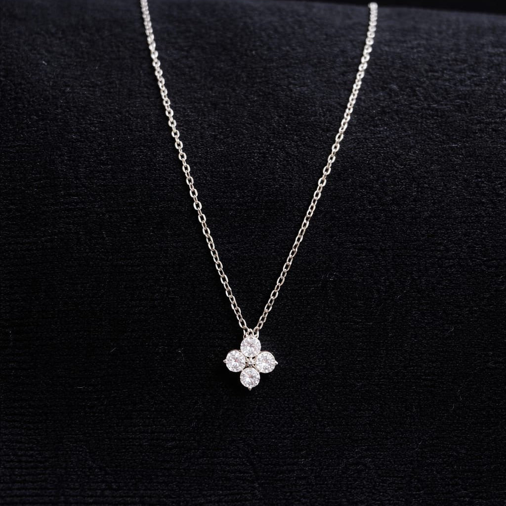 Collar con dije floral moissanita