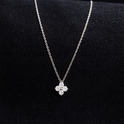 Collar con dije floral moissanita