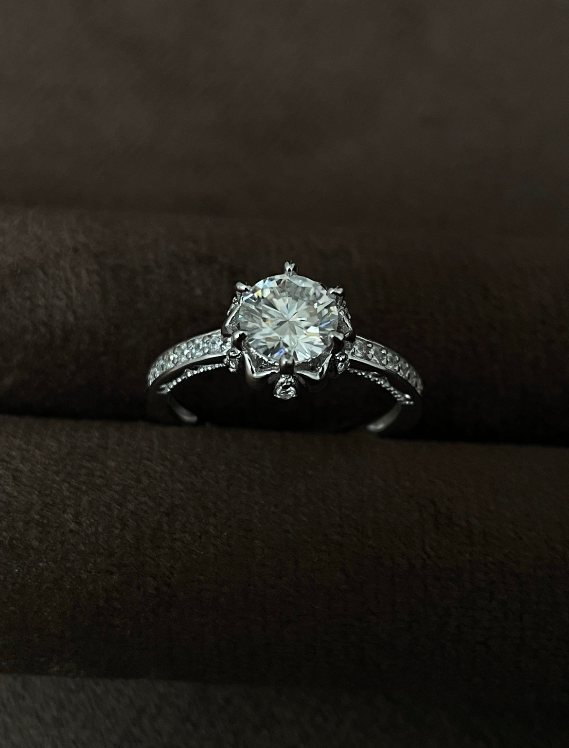 Anillo Imperium Moissanita