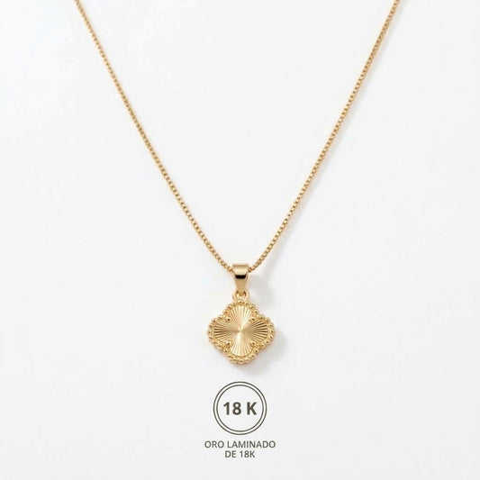 Collar trebol diamantado