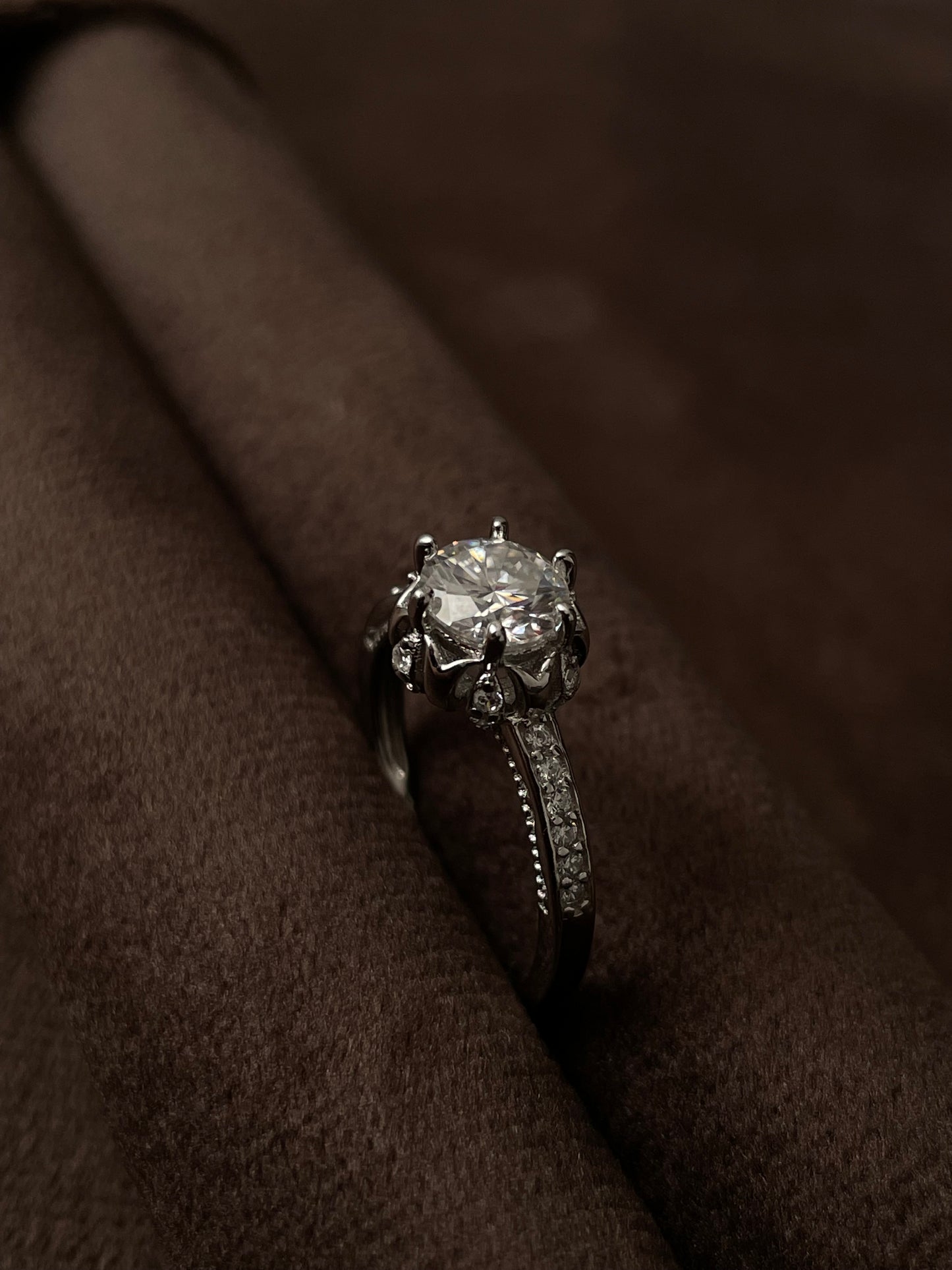 Anillo Imperium Moissanita