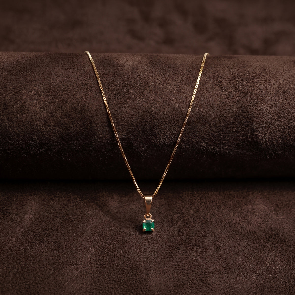 Collar punto luz verde esmeralda